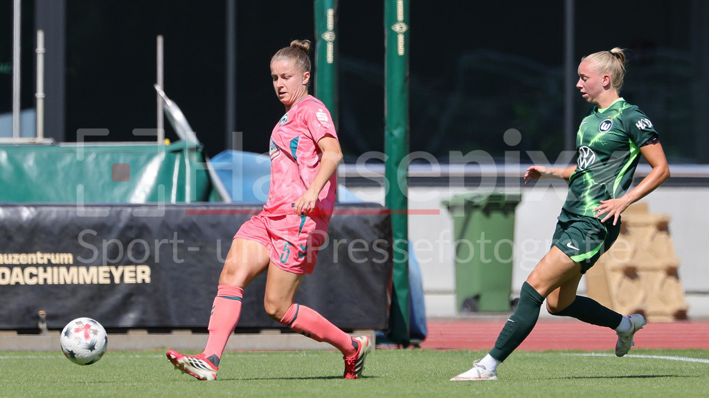 Fussball, Testspiel Frauen, SV Werder Bremen - VfL Wolfsburg | v.li.: Michelle Ulbrich (SV Werder Bremen, 5) und Ella Peddemors (VfL Wolfsburg, 5) im Zweikampf, Duell, Dynamik, Aktion, Action, Spielszene