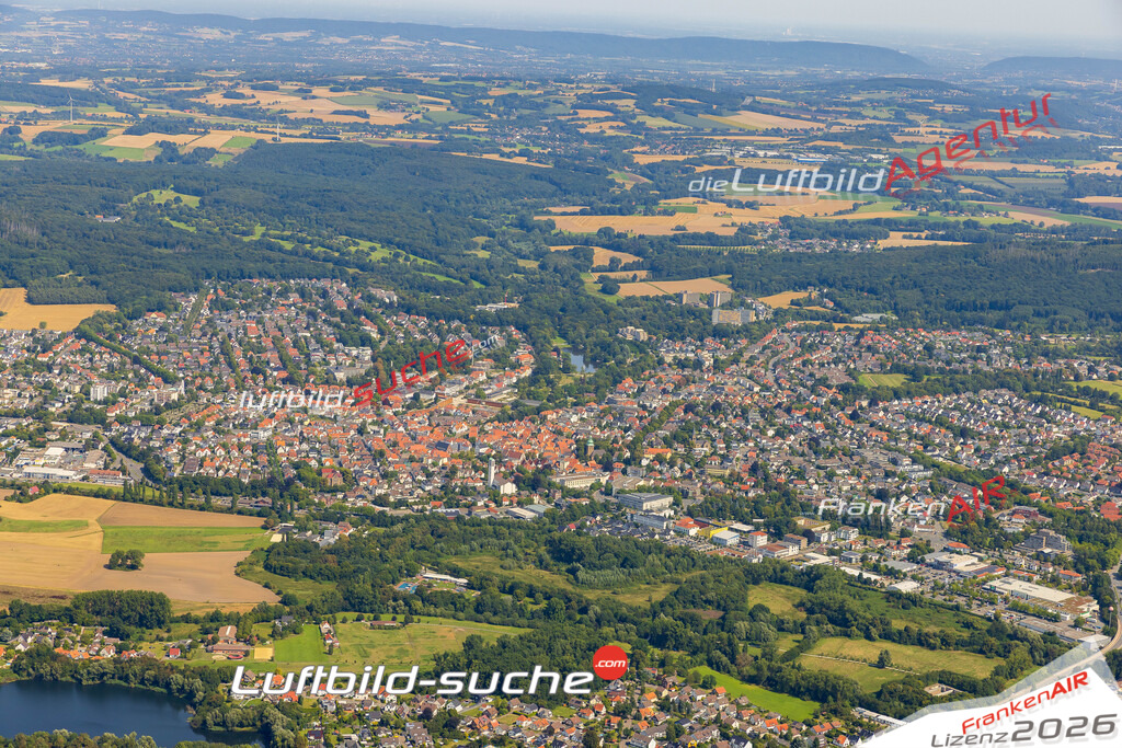 Luftbild der Stadt Bad Salzuflen - Die Luftaufnahme wurde 2025 vom UL-Flugzeug heraus erstellt ( keine Drohne ) - Hochauflösende Luftaufnahme - für professionelle Ausdrucke geeignet. Die Geschenkidee !Hier alle&nbsp;Infos zur Lizenzierung der LuftaufnahmeWir fliegen auch dieses Jahr wieder in Ihre Region um Luftbilder zu erstellen.- Luftbild anfragen