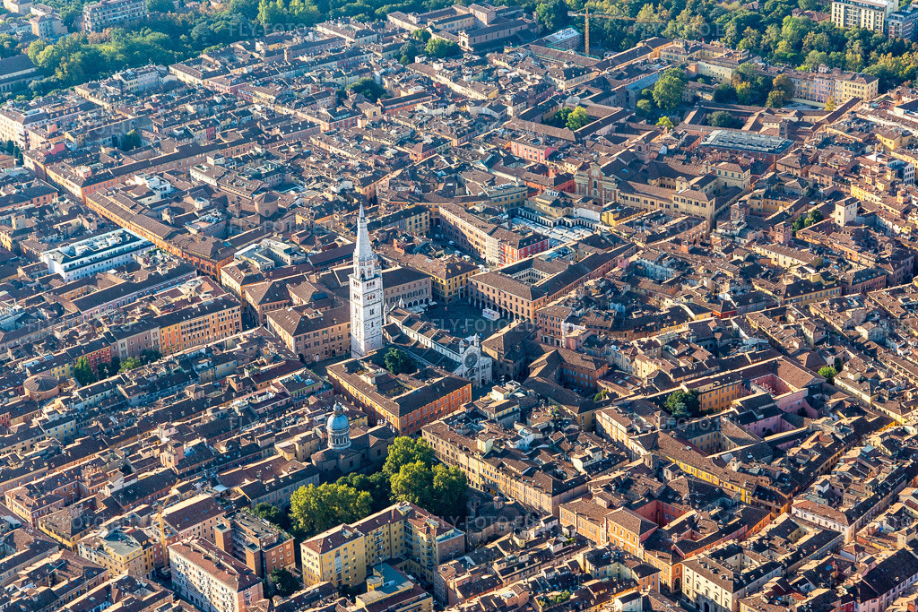 Vue aérienne: Vieille ville historique à Modena dans le département Modena, Italie. Photo: IMG_134870.jpg prise le 20/09/2022 par Werner Riehm/FLY-FOTO.euRésolution de l'original: 5472 x 3648 px