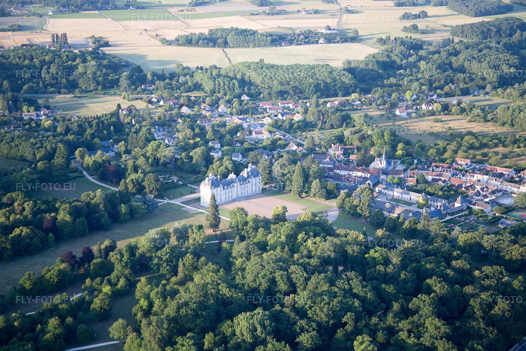 Vue aérienne: Complexe du château du Château Cheverny - Château de Cheverny à Cheverny dans le département Loir et Cher, France. Photo: IMG_081287.jpg prise le 19/06/2015 par Werner Riehm/FLY-FOTO.eu – Résolution de l'original: 5472 x 3648 px