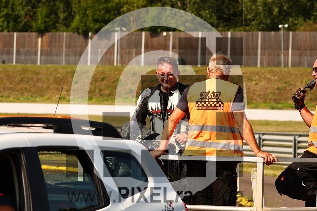 1246-20250720_15563 | Schöne Erinnerungen an spannende Momente - das festzuhalten ist unser Job. PIXELrace.de ist seit 2003 auf den Rennstrecken Europas unterwegs um die Action draußen beim Fahren und die wunderbare Stimmung imm Fahrerlager für euch einzufangen.