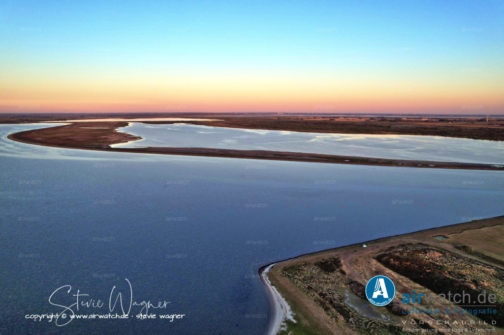 Nordsee, Nordfriesland, Beltringharderkoog, Luettmoorsee, Holmer Siel, Landgewinnung | Landgewinnung & Küstenschutz in Nordfriesland - Das Meer hat im Laufe von Jahrtausenden mit jeder Flut allmählich neues Land aufgebaut, einen bis zu 25 Kilometer breiten Streifen entlang der Meeresküste, bekannt als Marsch. Die Seemarschen entlang der Meeresküste und die Flußmarschen entlang der großen Flußmündungen sind wichtige Lebensräume für die Wattenmeer-Ökologie.