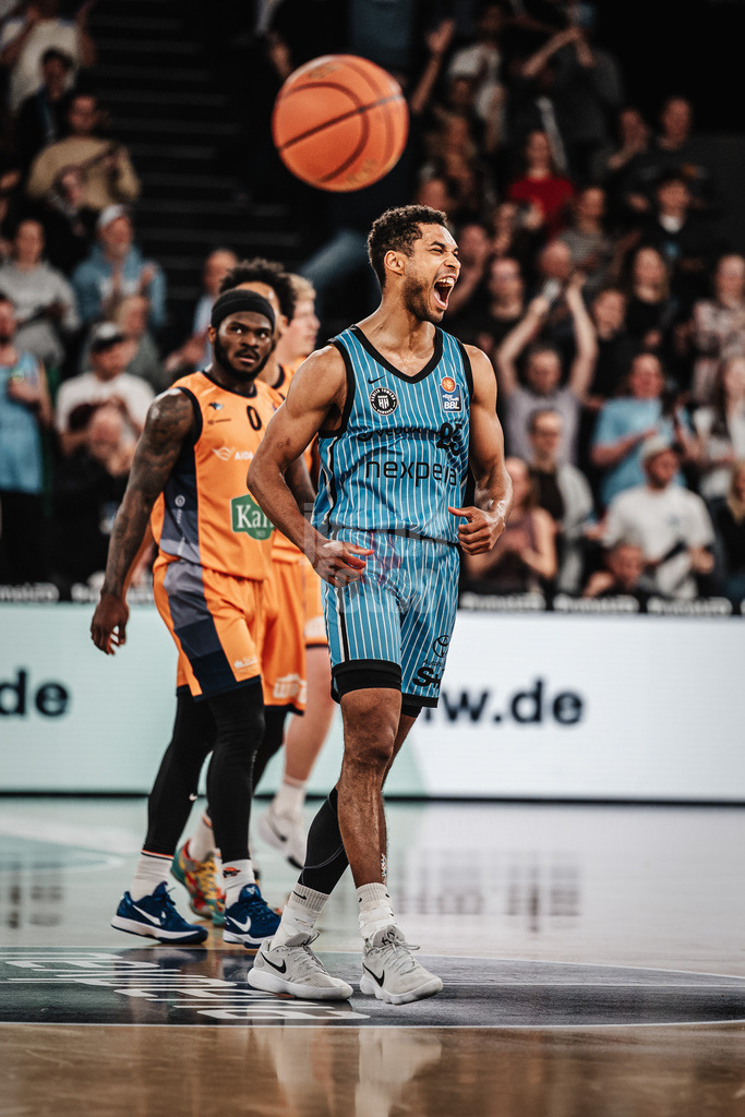 Basketball | Männer | Saison 2025/2026 | easyCredit Basketball Bundesliga | 13. Spieltag | Veolia Towers Hamburg vs. Rostock Seawolves | 22.04.2026 | Kenneth Ogbe (#25, Veolia Towers Hamburg) jubelt nach dem Sieg