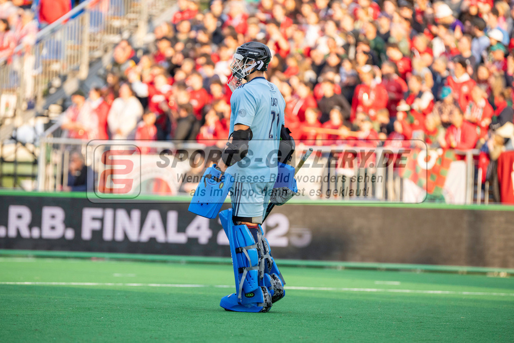 Final4_20240518-1956-0081 | Bonn, Deutschland, 18.05.2024: Adrian Rafi (Mannheimer HC) in Aktion waehrend des Spiels der Deutsche Feldhockey-Meisterschaften 2024 zwischen Final 4 Herren Mannheimer HC - Crefelder HTC im Bonner THV am 18.05.2024 in Bonn, Deutschland. (Foto von Stephan Fehrmann)

Bonn, Germany, 18.05.2024: Adrian Rafi (Mannheimer HC) in action during the game of Deutsche Feldhockey-Meisterschaften 2024 between Final 4 Herren Mannheimer HC - Crefelder HTC in Bonner THV at 18.05.2024 in Bonn, Deutschland. (Foto from Stephan Fehrmann)