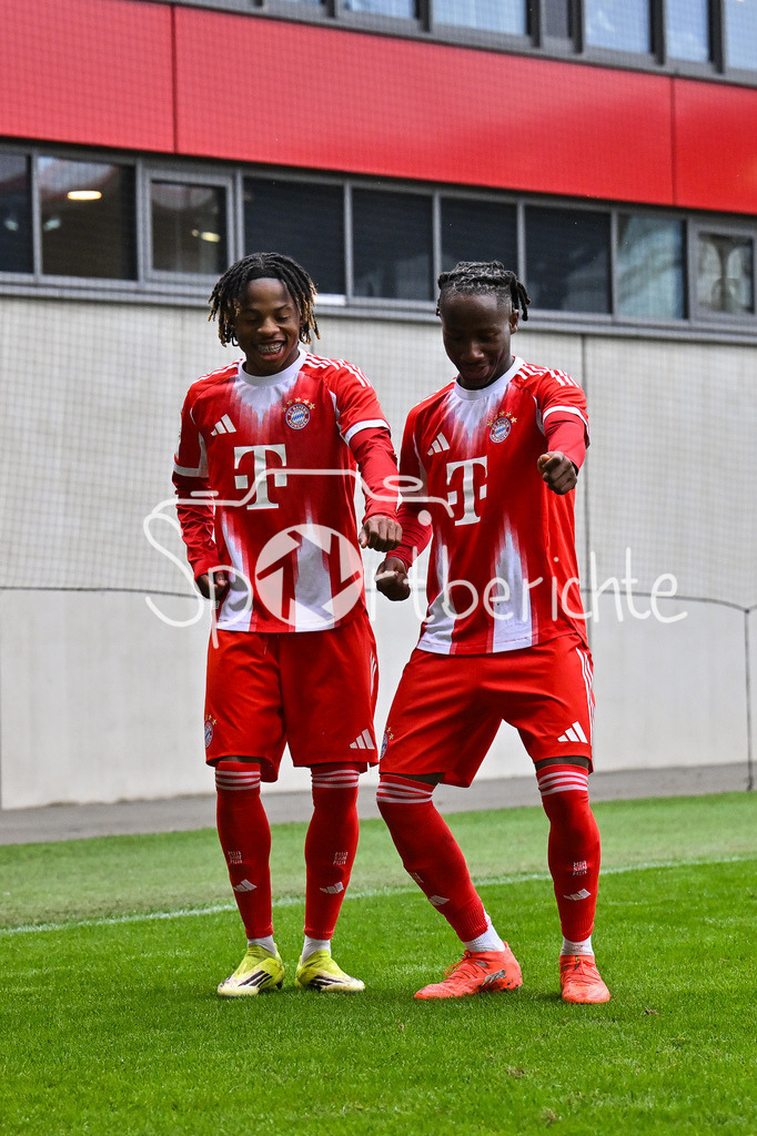 FC Bayern München - Hannover 96 | MUNICH, GERMANY - 15. FEBRUARY: Jubel der Bayern nach dem Treffer zum 2-0 durch Wisdom MIKE (FC Bayern München U19 11) / Tor / Torschuetze / Freude / Happy während dem Spiel zwischen der U19 des FC Bayern München und der U19 von Hannover 96 am 2. Spieltag der Hauptrunde der U19-DFB-Nachwuchsliga am FC Bayern Campus