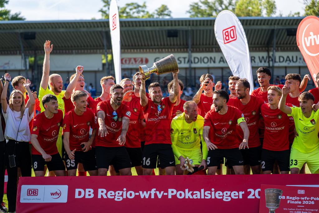Stuttgarter Kickers vs. SG Sonnenhof Großaspach, Fussball, WFV-Pokal, Finale, 23.05.2026 | Marius Kunde (SG Sonnenhof Großaspach, #16) und seine Mannschaft jubeln nach Pokaluebergabe,Stuttgarter Kickers vs. SG Sonnenhof Großaspach, Fussball, WFV-Pokal, Finale, 23.05.2026