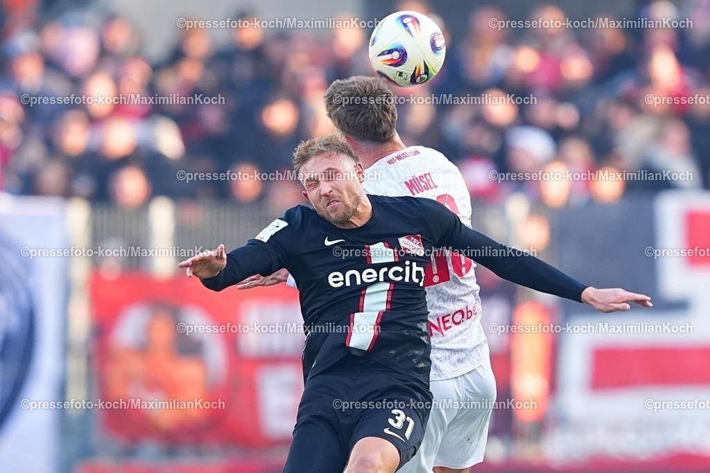 xYDRx24012601030 | 24.01.2026, xydrx, Fußball, 3.Liga, Rot-Weiss Essen - TSV Havelse, Saison 2025 2026, Stadion an der Hafenstraße: Jannik Oltrogge (TSV Havelse #31) im Zweikampf gegen Torben Muesel (Rot-Weiss Essen #26)   DFB regulations prohibit any use of photographs as image sequences and or quasi-video. Photo: xYannisxDreimannxPressefotoKochx