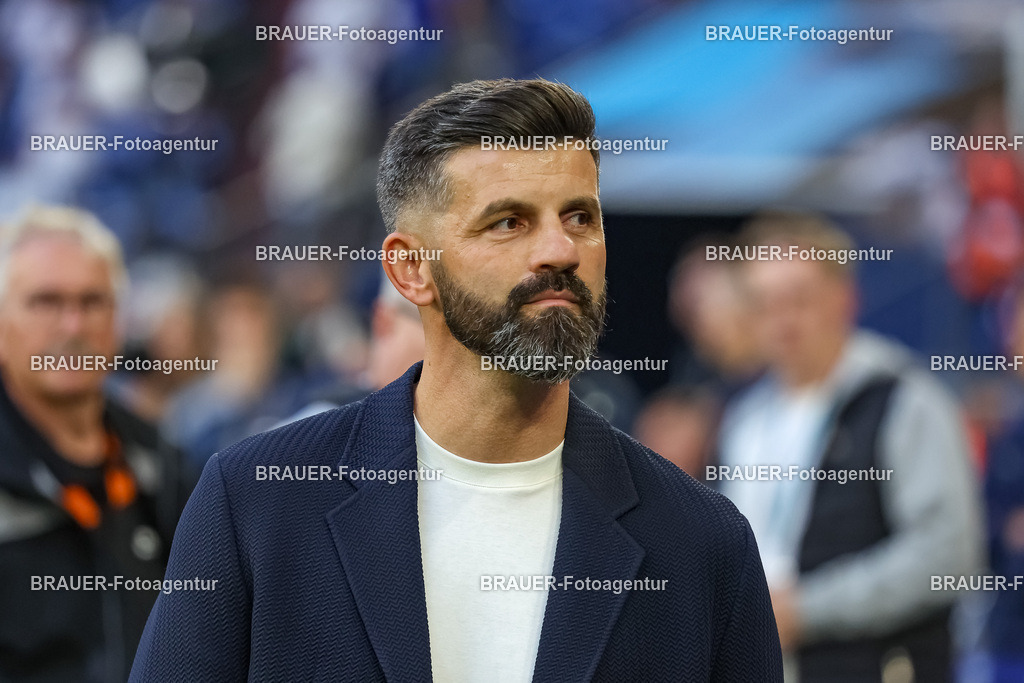 1_S04BER_20250801_0040.JPG -  - FC Schalke 04 - Hertha BSC Berlin - 2. Bundesliga | Gelsenkirchen, Deutschland, 01.08.25: Trainer Miron Muslic (FC Schalke 04) schaut waehrend des Spiels der 2. Bundesliga zwischen FC Schalke 04 - Hertha BSC Berlin in der Veltins-Arena am 01. August 2025 in Gelsenkirchen, Deutschland. (Foto von Stefan Brauer/Brauer-Fotoagentur)DFB/DFL REGULATIONS PROHIBIT ANY USE OF PHOTOGRAPHS AS IMAGE SEQUENCES AND/OR QUASI-VIDEO.