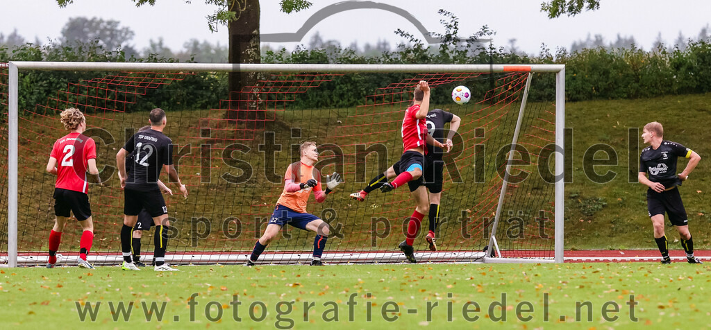 2023-08-27_030_TSV_Zorneding_II_gegen_TSV_Grafing_II | Zorneding, Deutschland, 27.08.2023:
Fußball, A-Klasse 2023 / 2024, 2. Spieltag, TSV Zorneding II gegen TSV Grafing II, Endergebnis: 5:1

Torschuss zum 2:0 durch Felix Mühlhölzl (TSV Zorneding, #4)
Felix Tieking (TSV Zorneding, #2), Thomas Urban (TSV Grafing, #12), Torwart Konstantin Lanzl (TSV Grafing, #22), Felix Mühlhölzl (TSV Zorneding, #4), Max Heckmann (TSV Grafing, #9), Leonhard Oswald (TSV Grafing, #4)

Foto: Christian Riedel / fotografie-riedel.net