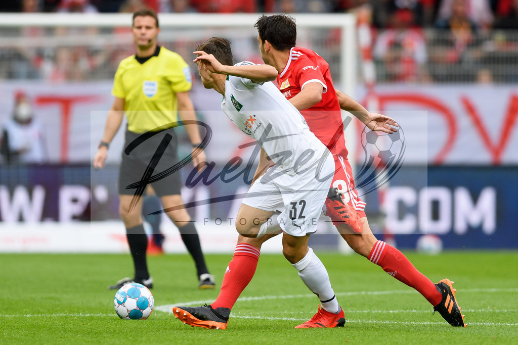 FCUBMG20210829_105 | Fussball, Herren: Florian Neuhaus (Borussia Moenchengladbach) und Rani Khedira (1.FC Union Berlin) im Zweikampf beim Spiel der 1. Bundesliga zwischen 1. FC Union Berlin und Borussia Moenchengladbach im Stadion An der Alten Foersterei am 29.08.2021 in Berlin, Deutschland. - Realisiert mit Pictrs.com