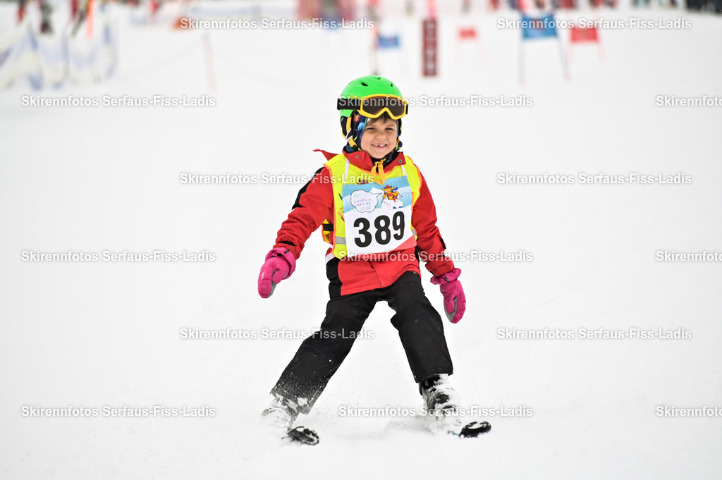SRF_20.02.2026_0136 | Skirennfotos,Serfaus,Fiss,Ladis,Kinderskirennen,Winter,Tirol,Oberland,skirace,SFL,feelfree,weil wir's genießen,ski,Ski,skifahren,Sonnenplateau, - Realisiert mit Pictrs.com