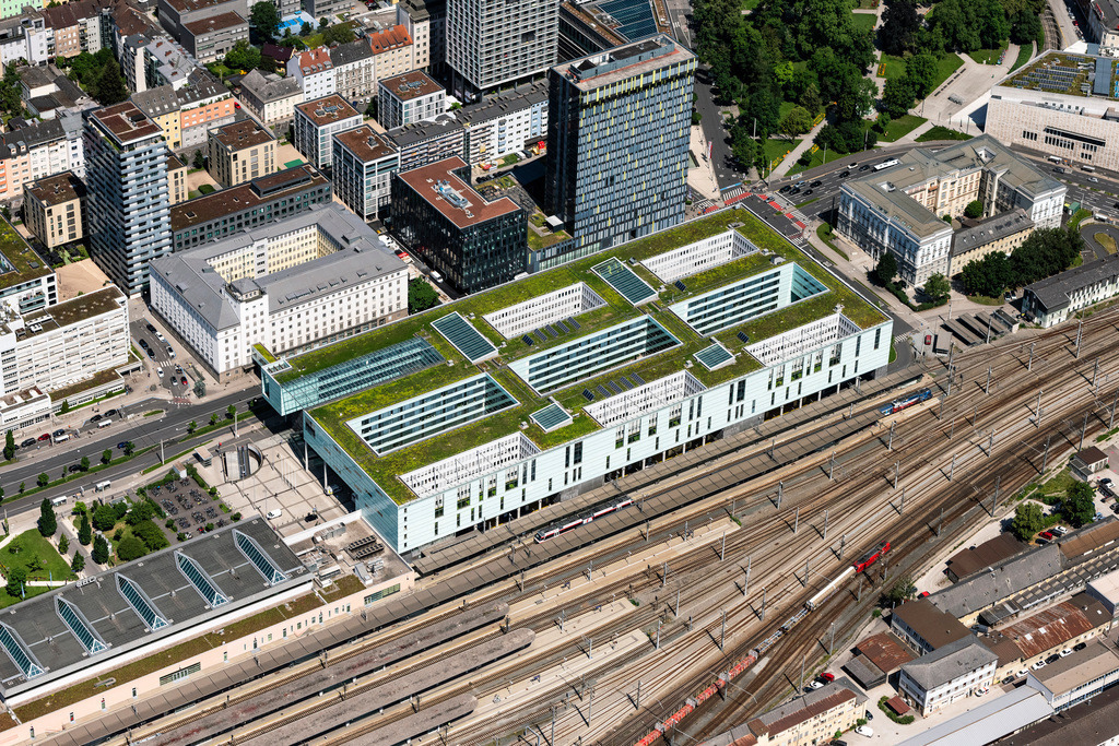 dr__0092243.jpg | LINZ 14.06.2022 Gleisverlauf und Gebäude des Hauptbahnhofes am Bahnhofplatz in Linz in Oberösterreich, Österreich. 