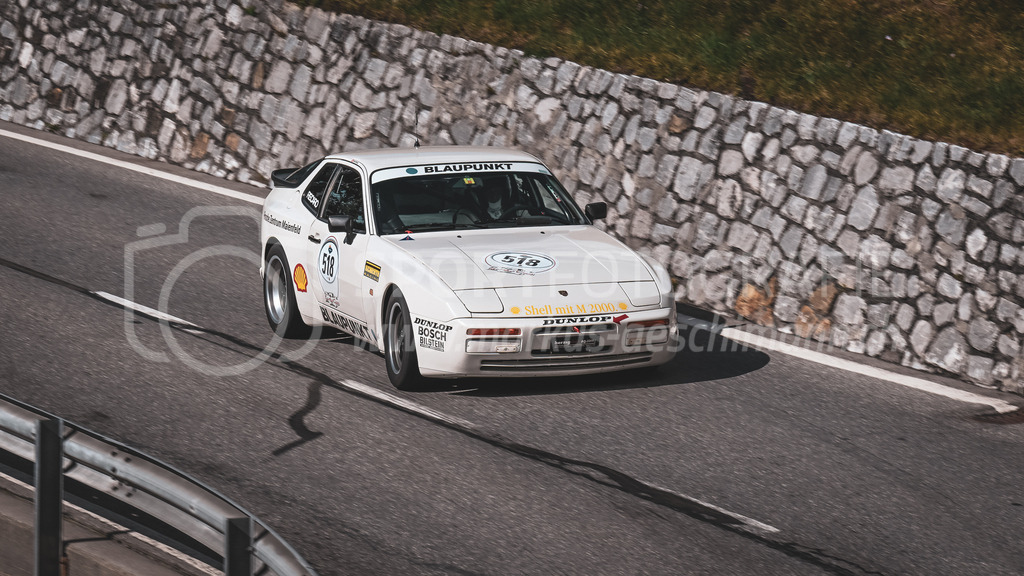 19. Arosa ClassicCar 2023 - 2. September 2023 | 19. Arosa ClassicCar 2023
Arosa, Schweiz
Herzig Patrik aus Freidorf mit der Startnummer 518 in einem Porsche 944 Turbo Cup 1. Serie, Jahrgang 1986, in der Klasse Sport Trophy.
@arosaclassiccar, @arosa.official, #arosaclassiccar, #arosa, #76curves, #classiccar
Bild: Sportfotografie Markus Aeschimann | www.markus-aeschimann.ch - Realisiert mit Pictrs.com