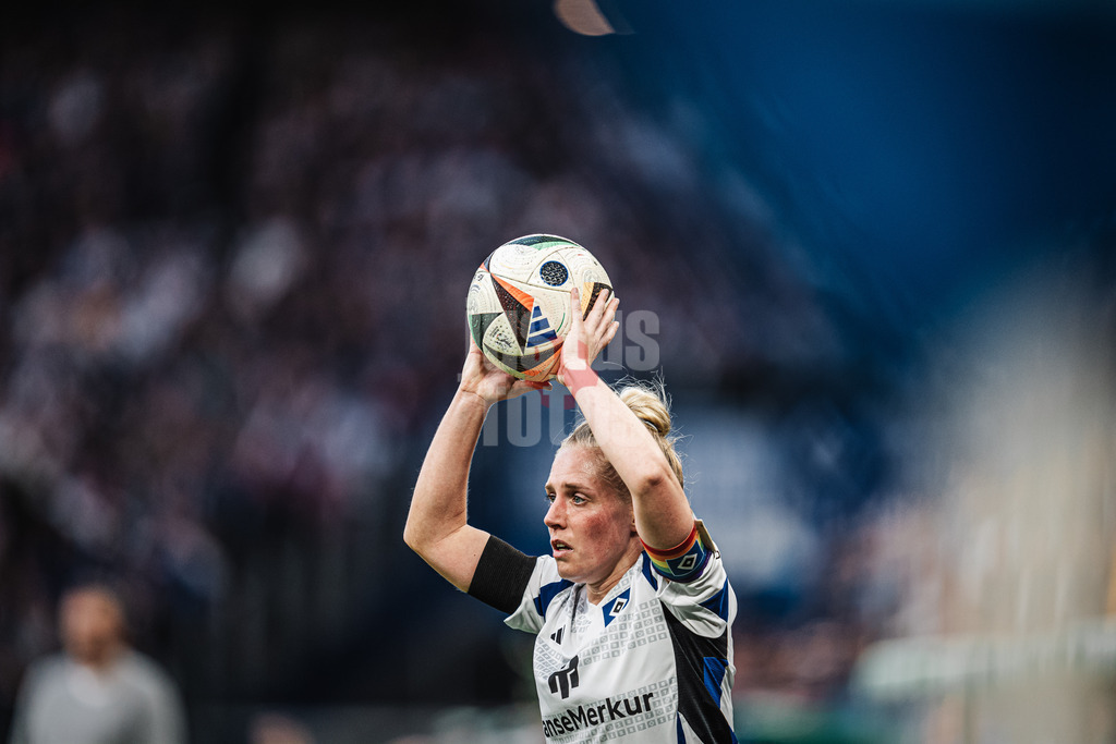 Fußball | Frauen | Saison 2024/2025  | DFB-Pokal der Frauen | Halbfinale | Hamburger SV vs. Werder Bremen | 23.03.2025 | Sarah Stöckmann (#22, HSV) beim Einwurf