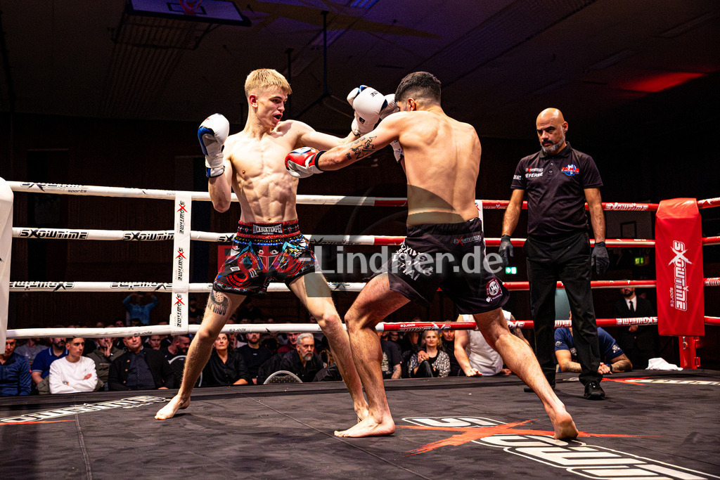 Maksym Palyha (blau) gegen Jesen Hamad (MFA Penz - rot) | MFA Fight Night DM Titelfight K1 Style bis 70kg , Maksym Palyha (blau) gegen Jesen Hamad (MFA Penz - rot), 20251108,,2025-11-08 in Penzberg (Wellenberghalle Penzberg), Copyright: WolfgangxLindner www.foto-lindner.de