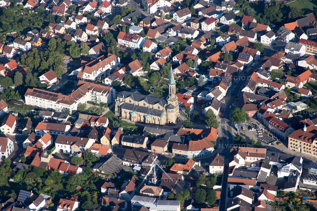 Luftbild: Kirchengebäude im Dorfkern in Forst im Bundesland Baden-Württemberg in Deutschland. Foto: IMG_092348.jpg vom 01.08.2016 durch Werner Riehm/FLY-FOTO.de