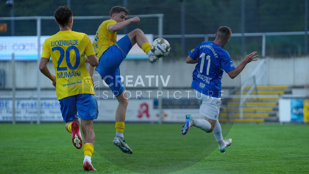Fußball, Herren, Saison 2025/2026, Regionalliga Nordost, 6. Spieltag, FSV 63 Luckenwalde vs. VSG Altglienicke, Freitag 29.08.2025, Werner-Seelenbinder-Stadion Luckenwalde, | Fußball, Herren, Saison 2025/2026, Regionalliga Nordost, 6. Spieltag, FSV 63 Luckenwalde vs. VSG Altglienicke, Freitag 29.08.2025, Werner-Seelenbinder-Stadion Luckenwalde, Im Bild: v.l. Len Neumann (Luckenwalde), Sofiene Jannene (Luckenwalde) und Domenik Schickersinsky (Altglienicke) - Realisiert mit Pictrs.com