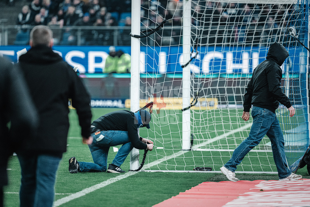 Fußball | Männer | Saison 2023/2024 | 2. Fußball-Bundesliga | 21. Spieltag | Hamburger SV vs. Hannover 96 | 09.02.2024 | HSV Fans sabotieren das Spiel aus Protest mit Schlössern im Tor