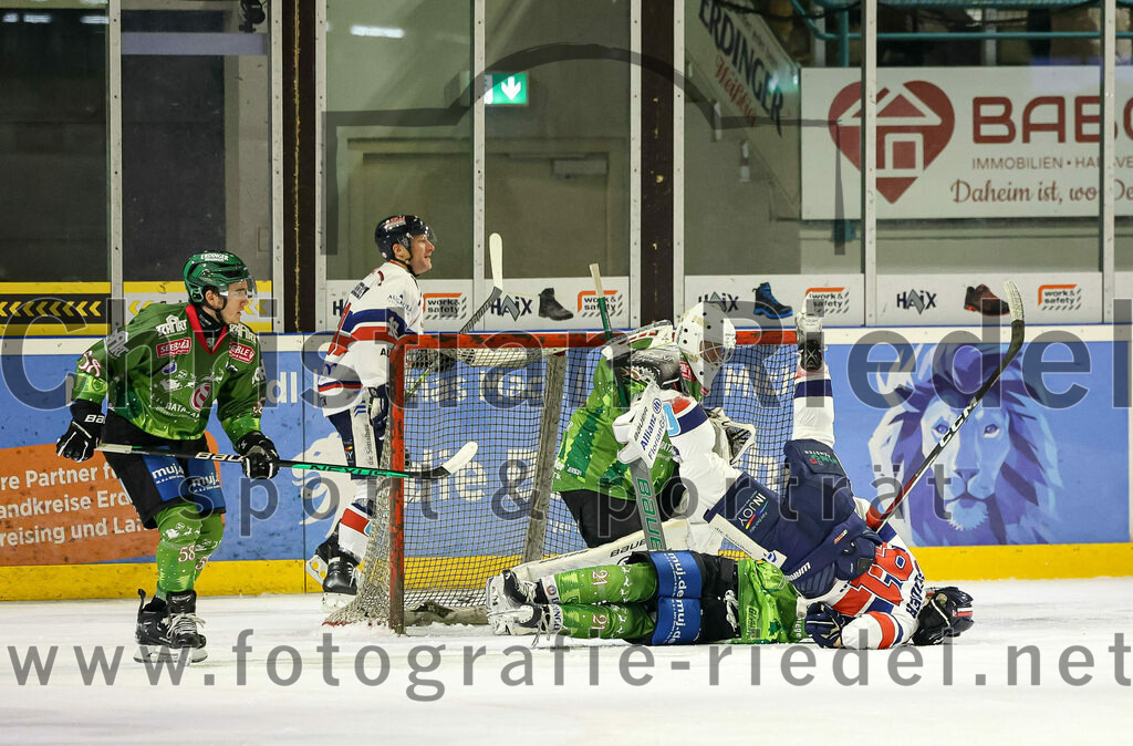 2023-12-17_125_TSV_Erding_gegen_ESC_Kempten | Erding, Deutschland, 17.12.2023:
Eishockey, Bayernliga Vorrunde 2023 / 2024, 18. Spieltag, TSV Erding gegen ESC Kempten, Endergebnis: 5:1

Paul Pfenninger (Erding Gladiators, #58), Torwart Niklas Schlammer (Erding Gladiators, #35), Erik Modlmayr (Erding Gladiators, #21), Mauro Seider (ESC Kempten, #91)

Foto: Christian Riedel / fotografie-riedel.net