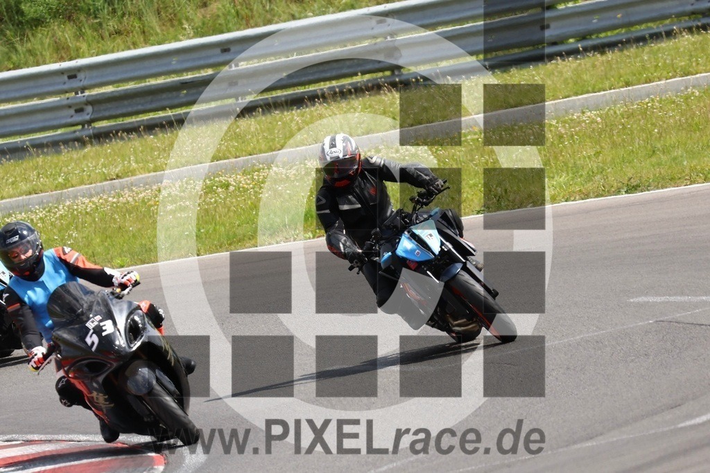 0015-PXR58978 | Schöne Erinnerungen an spannende Momente - das festzuhalten ist unser Job. PIXELrace.de ist seit 2003 auf den Rennstrecken Europas unterwegs um die Action draußen beim Fahren und die wunderbare Stimmung imm Fahrerlager für euch einzufangen.