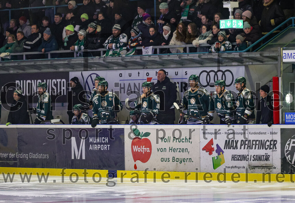 2026-01-23_020_TSV_Erding_gegen_SC_Riessersee | Erding, Deutschland, 23.01.2026:Eishockey, Oberliga Süd 2025 / 2026, 40. Spieltag, TSV Erding gegen SC Riessersee, Endergebnis: 6:5 n.V.Elias Maier (Erding Gladiators, #15), Luis Scheibengraber (Erding Gladiators, #18), Teamchef Thomas Daffner (Erding Gladiators), Pascal Steck (Erding Gladiators, #73), Maximilian Forster (Erding Gladiators, #81), Marco Pfleger (Erding Gladiators, #47)Foto: Christian Riedel / fotografie-riedel.net