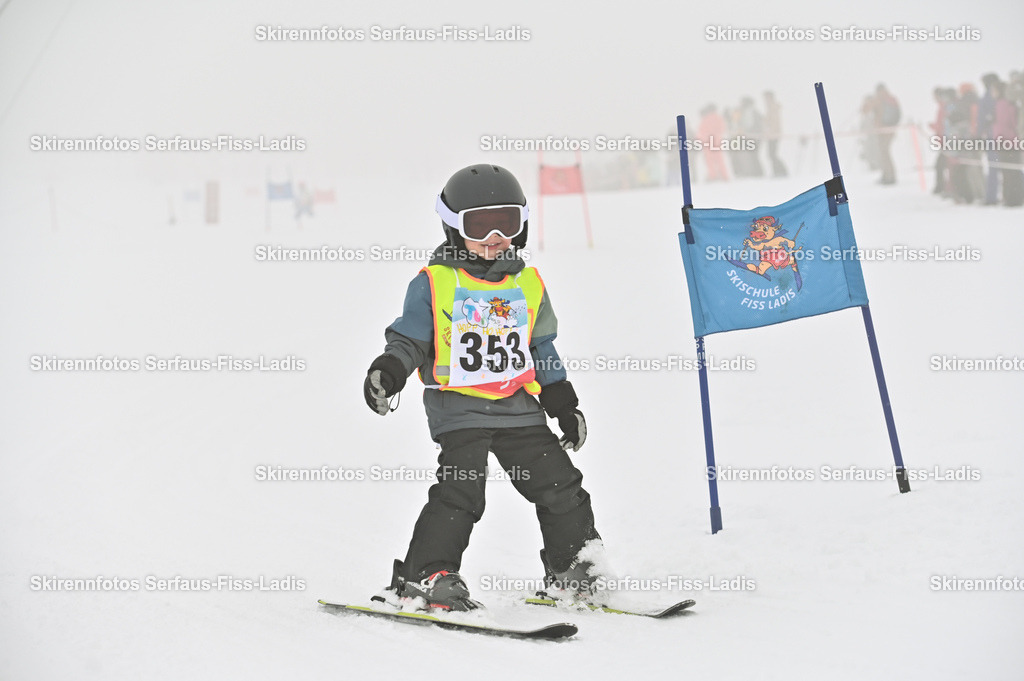 SRF_20.02.2026_0059 | Skirennfotos,Serfaus,Fiss,Ladis,Kinderskirennen,Winter,Tirol,Oberland,skirace,SFL,feelfree,weil wir's genießen,ski,Ski,skifahren,Sonnenplateau, - Realisiert mit Pictrs.com