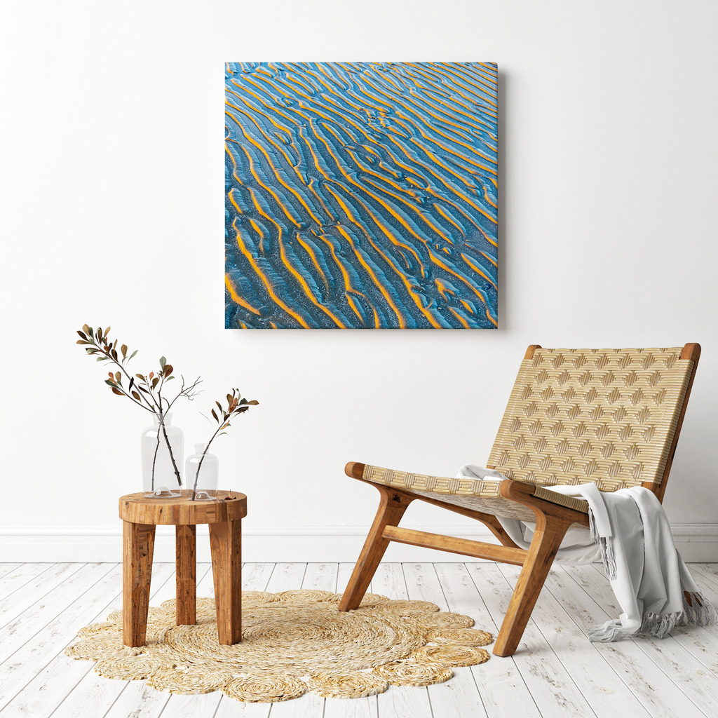 Sandstrukturen im Abendlicht | Ein beruhigendes Strandbild für Ihr Wohnzimmer oder Schlafzimmer. Sie finden es in der Galerie Farben und Formen - Strandspaziergang (https://shop.soulimages.eu/img/z4bfzk) - Realisiert mit Pictrs.com