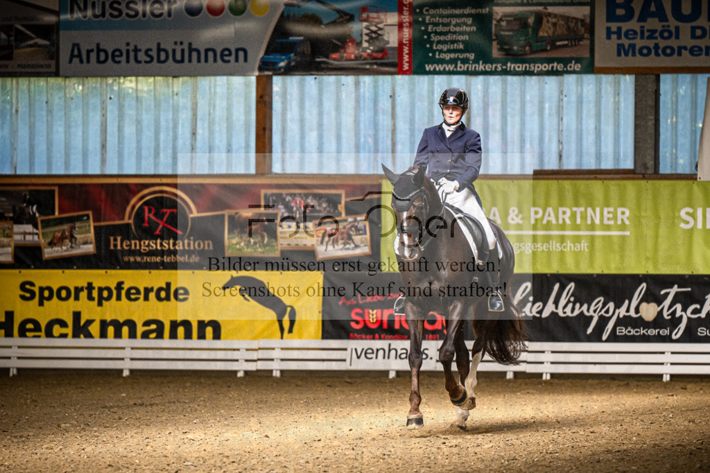 DOS_2827 | Entdecke hochwertige Reitturnierfotos von Foto Oger. Professionell, emotional und authentisch – jetzt Lieblingsmomente im Shop bestellen.Deutschlandweite Turnierfotografie. - Realisiert mit Pictrs.com