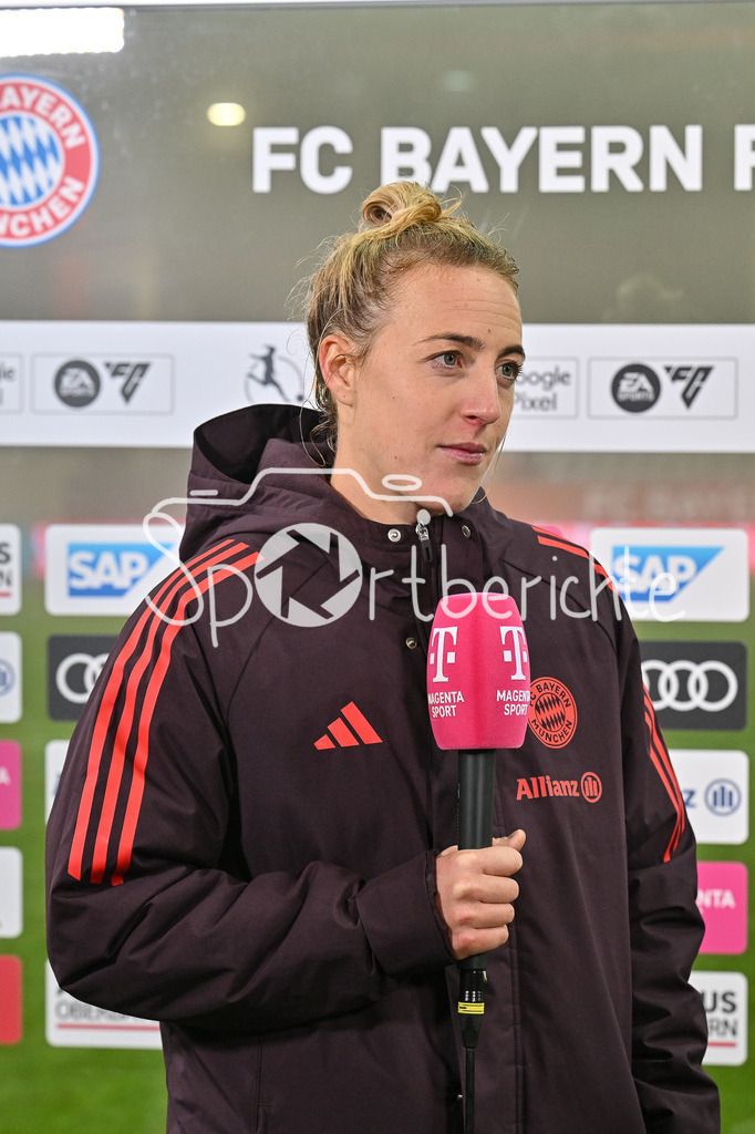 FC Bayern München Frauen - SG Eintracht Frankfurt Frauen | im Bild Carolin SIMON (FC Bayern München Frauen #30) beim Interview bei MagentaSport / Freisteller / Einzelfoto / Google Pixel Frauen Bundesliga: FC Bayern Muenchen - Eintracht Frankfurt, FC Bayern Campus am 04.11.2024