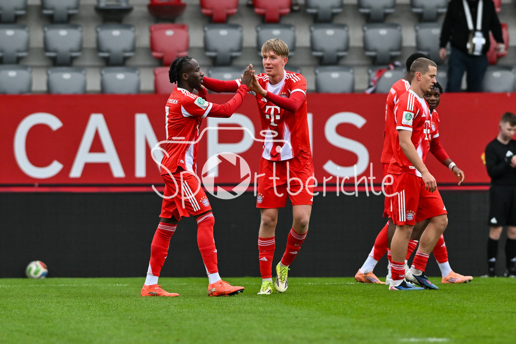 FC Bayern München - Berliner Athletik Klub | MUNICH, GERMANY - 21. FEBRUARY: Jubel der Bayern nach dem Treffer zum 1-o durch Michael MATOSEVIC (FC Bayern München U19 10) / Tor / Torschuetze / Freude / Happy während dem Spiel zwischen der U19 des FC Bayern München und der U19 des Berliner Athletik Klubs am 3. Spieltag der DFB-U19 Nachwuchsliga am FC Bayern Campus