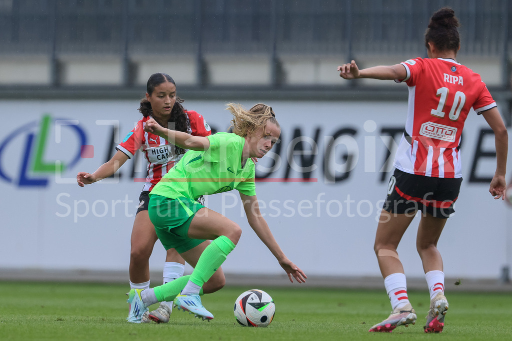 Fussball, Testspiel Frauen, VfL Wolfsburg - PSV Eindhoven | v.li.: Anissa Chibani (PSV Eindhoven, 4), Vivien Endemann (VfL Wolfsburg, 25) und Chimera Ripa (PSV Eindhoven, 10) im Zweikampf, Duell, Dynamik, Aktion, Action, Spielszene