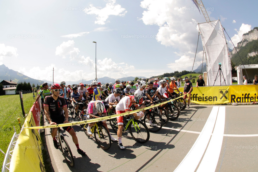 659_20230817_Bewerb_Maenner_Muehlanger | AUT - OESTERREICH, 2023-08-16: SPORT RENNRAD-FAHREN - 55. INTERNATIONALER RADWELTPOKAL IN ST. JOHANN IN TIROL  - Vintage-Radrennen mit WM-Bronze-Medaillen-Siegerin Christina Schweinberger, den Teilnehmer und Alexander Baumann (vom Orginastions-Team) - TAG 2 BEWERB MAENNER IN SECHS GRUPPEN  ; Foto: Roland Muehlanger