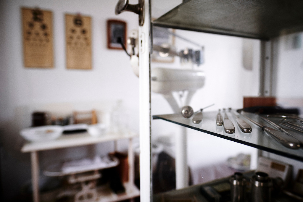 Blick in die Gemeindearztpraxis | Mönchhof, Austria - October 06, 2021: Dorfmuseum Mönchhof; Blick in die Gemeindearztpraxis. - Realisiert mit Pictrs.com