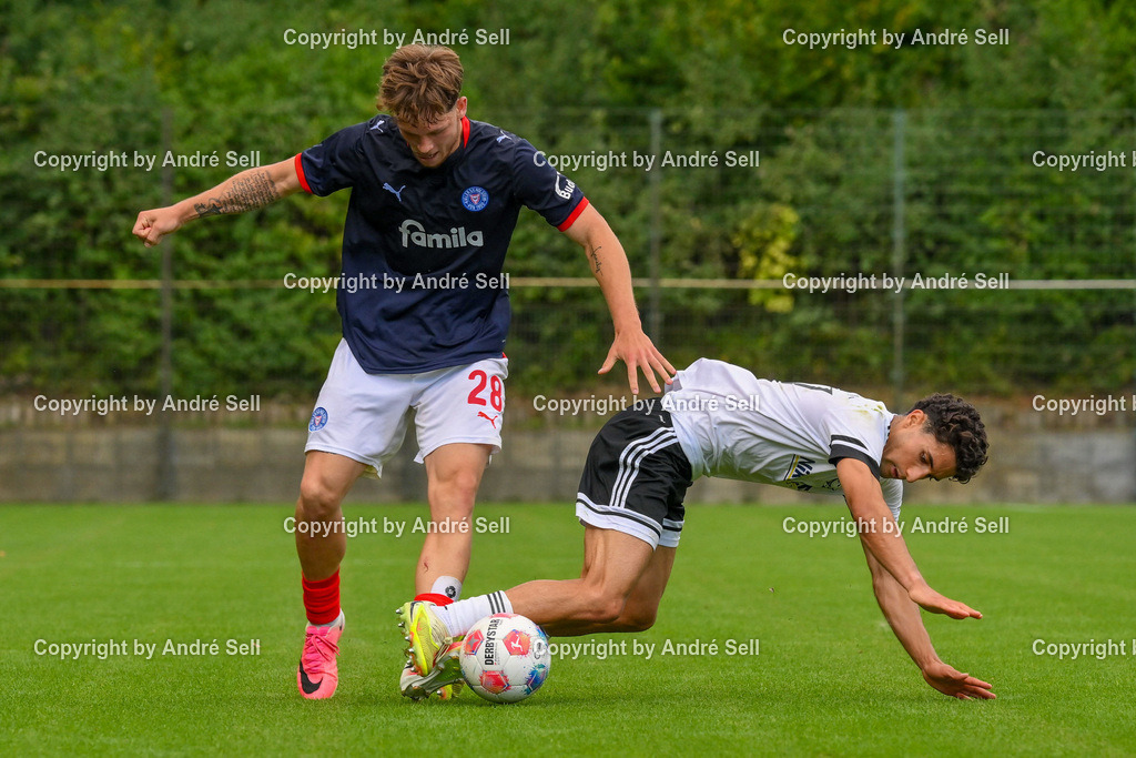 Holstein Kiel II vs 1. FC Phönix Lübeck II | Leland Junge (Holstein #28) vs Julius Kliti (Phönix #27) / Fußball-Oberliga Männer 2026/2027 / Holstein Kiel II vs 1. FC Phönix Lübeck II / Citti Fussball Park - Projensdorf / Kiel / 08.08.26 - Realisiert mit Pictrs.com