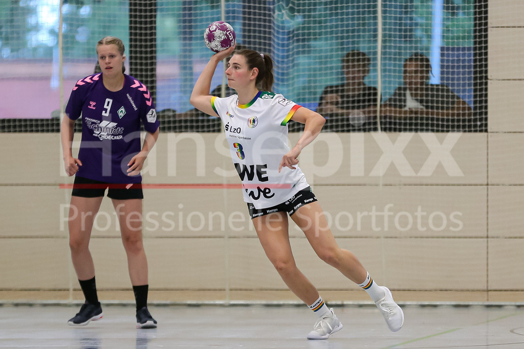 Handball, Testspiel Frauen, VfL Oldenburg - SV Werder Bremen | v.li.: Lana Teiken (VfL Oldenburg, 3) am Ball, Spielszene, Aktion, Action