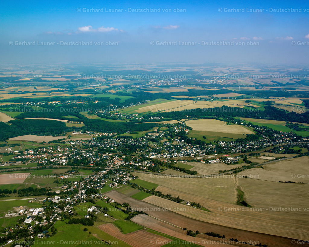 2538276 | NIEDERWIESA 01.08.2005 Ortsansicht am Rande von landwirtschaftlichen Feldern und Nutzflächen  in Niederwiesa im Bundesland Sachsen, Deutschland // Village view on the edge of agricultural fields and land  in Niederwiesa in the state Saxony, Germany Foto: Gerhard Launer