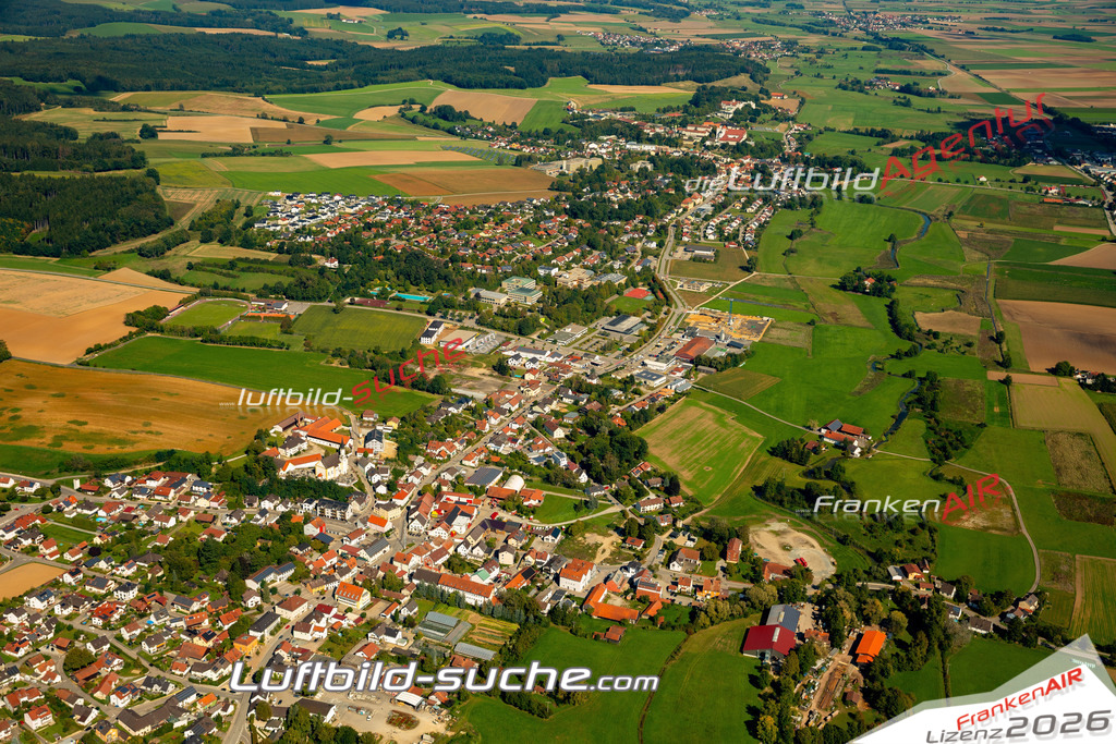 Das Luftbild zeigt : Pfaffenberg Mallersdorf-Pfaffenberg - Die Luftaufnahme wurde 2023 vom UL-Flugzeug aus erstellt ( keine Drohne ) - Hochauflösende Luftaufnahme - Für grossformatige Ausdrucke geeignet. Die Geschenkidee !Mit Lizenz und Bildrechte bestellbar