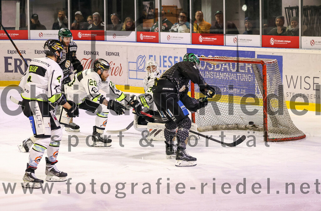 2024-03-01_051_TSV_Erding_gegen_ERSC_Amberg | Erding, Deutschland, 01.03.2024:
Eishockey, Bayernliga Playoffs 2023 / 2024, 5. Spieltag, TSV Erding gegen ERSC Amberg, Endergebnis: 9:0

Kevin Lavallee (ERSC Amberg, #20), Torwart Janik Engler (ERSC Amberg, #30)

Foto: Christian Riedel / fotografie-riedel.net