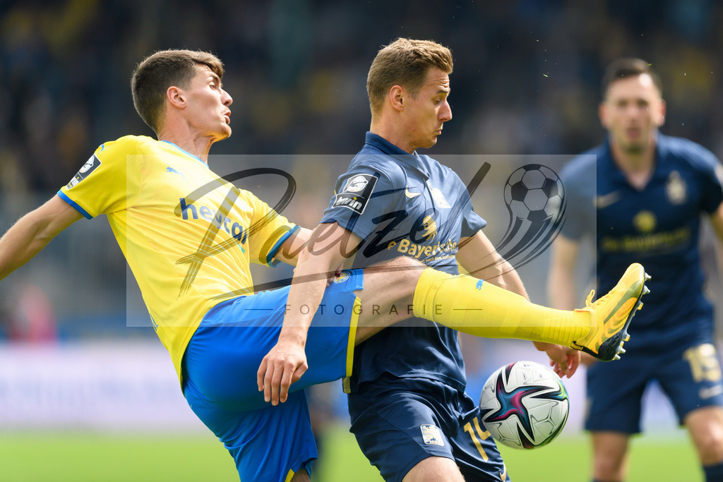 EBSTSV20210828_021 | Fussball, Herren: Danilo Wiebe (Eintracht Braunschweig) und Dennis Dressel (TSV 1860 Muenchen) im Zweikampf beim Spiel der 3. Liga zwischen Eintracht Braunschweig und TSV 1860 Muenchen im Eintracht-Stadion am 28.08.2021 in Braunschweig, Deutschland.DFB / DFL REGULATIONS PROHIBIT ANY USE OF PHOTOGRAPHS AS IMAGE SEQUENCES AND/OR QUASI-VIDEO. - Realisiert mit Pictrs.com