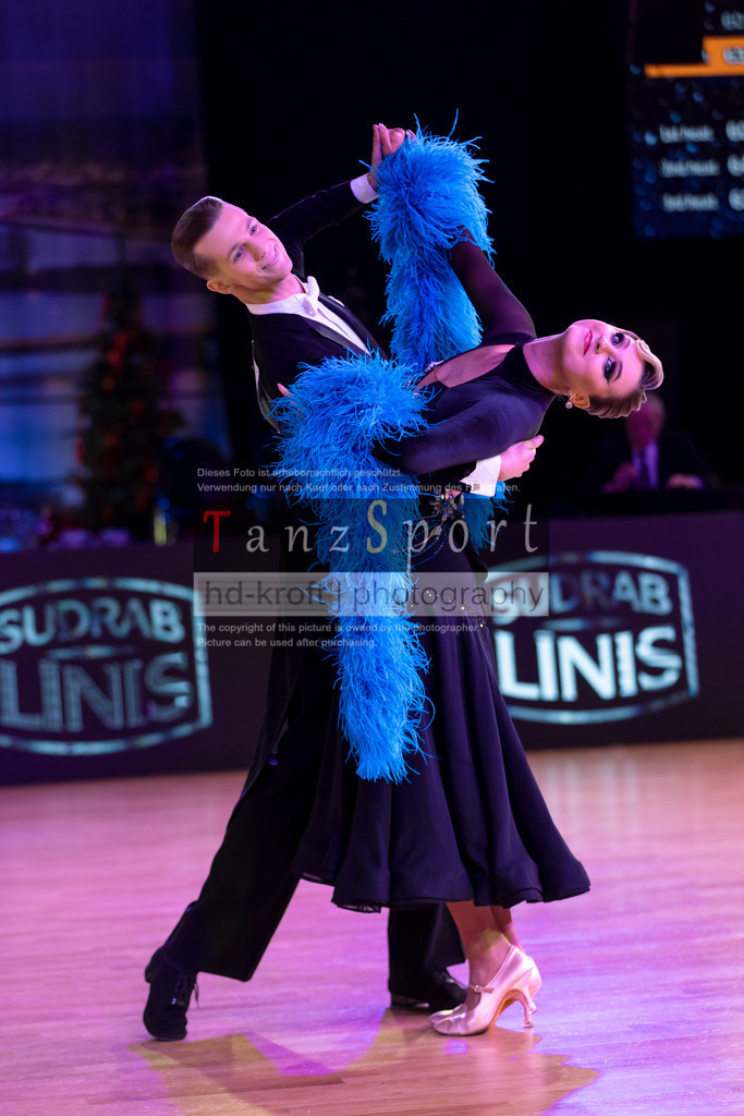 20241215_WDSF_Int_Open_Std-Riga-8702 | Tanzsportbilder, Standardtanz, Lateintanz, WDSF, DTV, LTVB, dancecomp, goc, hessen tanzt, blaues band der spree, walzer, tango, wiener walzer, slowfox, quickstepp, samba, rumba, cha-cha-cha, paso doble. jive, hd-kroft photography, turniertanzsport
