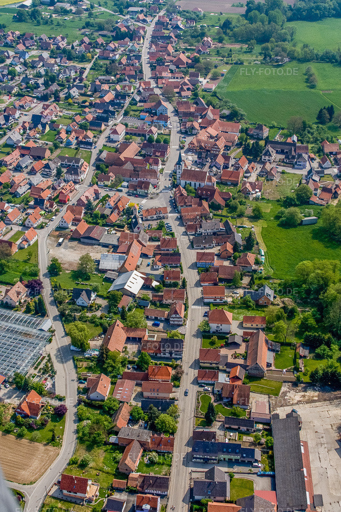 Luftbild: Dorfübersicht aus Westen in Niederrœdern im Bundesland Bas-Rhin in Frankreich.Foto: IMG_18121.jpg vom 03.05.2009 durch Werner Riehm/FLY-FOTO.deAuflösung des Originals: 2848 x 4272 px