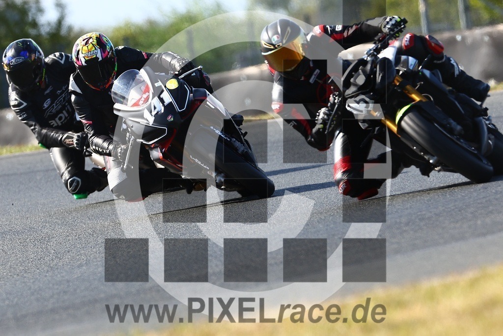 0141-20240910_06103 | Schöne Erinnerungen an spannende Momente - das festzuhalten ist unser Job. PIXELrace.de ist seit 2003 auf den Rennstrecken Europas unterwegs um die Action draußen beim Fahren und die wunderbare Stimmung imm Fahrerlager für euch einzufangen.