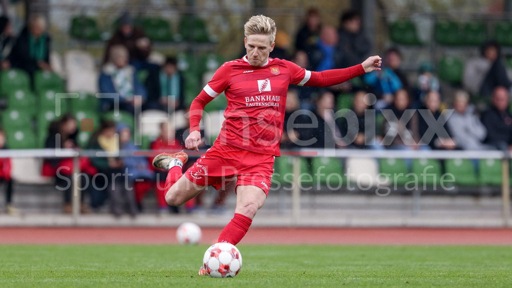 Fussball, Regionalliga Nord, SV Werder Bremen II - FSV Schöningen | Willi Evseev (FSV Schöningen, 32) am Ball, Freisteller, Einzelbild, Ganzkörper, Aktion, Action, Spielszene