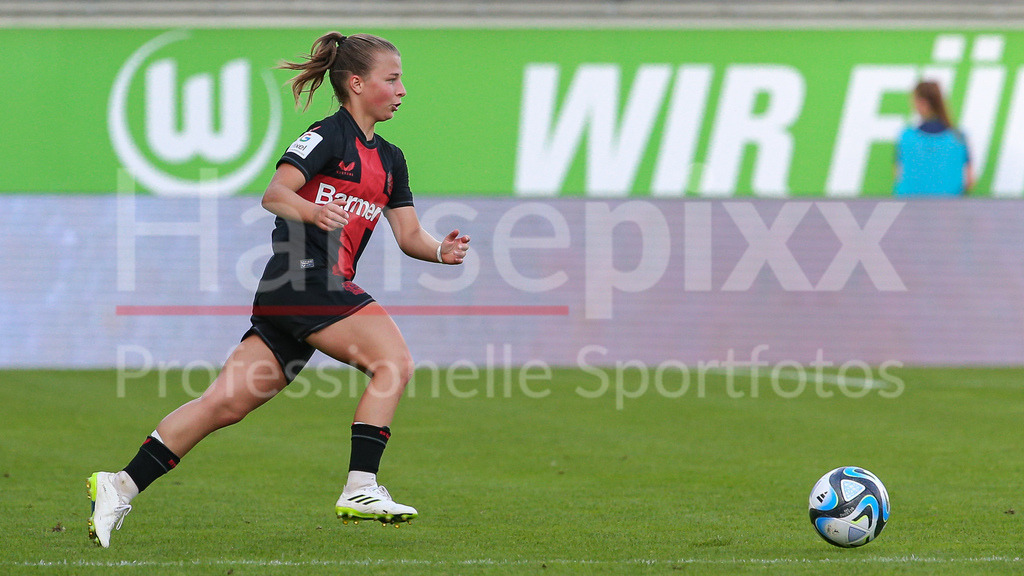 Fussball, Google Pixel Frauen-Bundesliga, VfL Wolfsburg - Bayer 04 Leverkusen | v.li.: Kristin Kögel (Bayer 04 Leverkusen, 11) Freisteller, Einzelbild, Ganzkörper, Aktion, Action, Spielszene, DIE DFB-RICHTLINIEN UNTERSAGEN JEGLICHE NUTZUNG VON FOTOS ALS SEQUENZBILDER UND/ODER VIDEOÄHNLICHE FOTOSTRECKEN. DFB REGULATIONS PROHIBIT ANY USE OF PHOTOGRAPHS AS IMAGE SEQUENCES AND/OR QUASI-VIDEO.