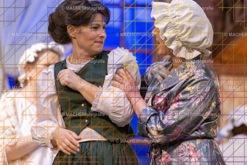 237_MFL-2025 | Portraitbilder von Regisseur; Darsteller; Techniker; Maske; Kostüme; Chor; Musiker; Bilderserie der Generalprobe und der Premierenvorstellung, Szenenbilder; Ausdrucksstudien; Bühnenüberblick; Bühnenkulissen; Pressefotos inkl. Redaktionsfoto Darstellergruppe.