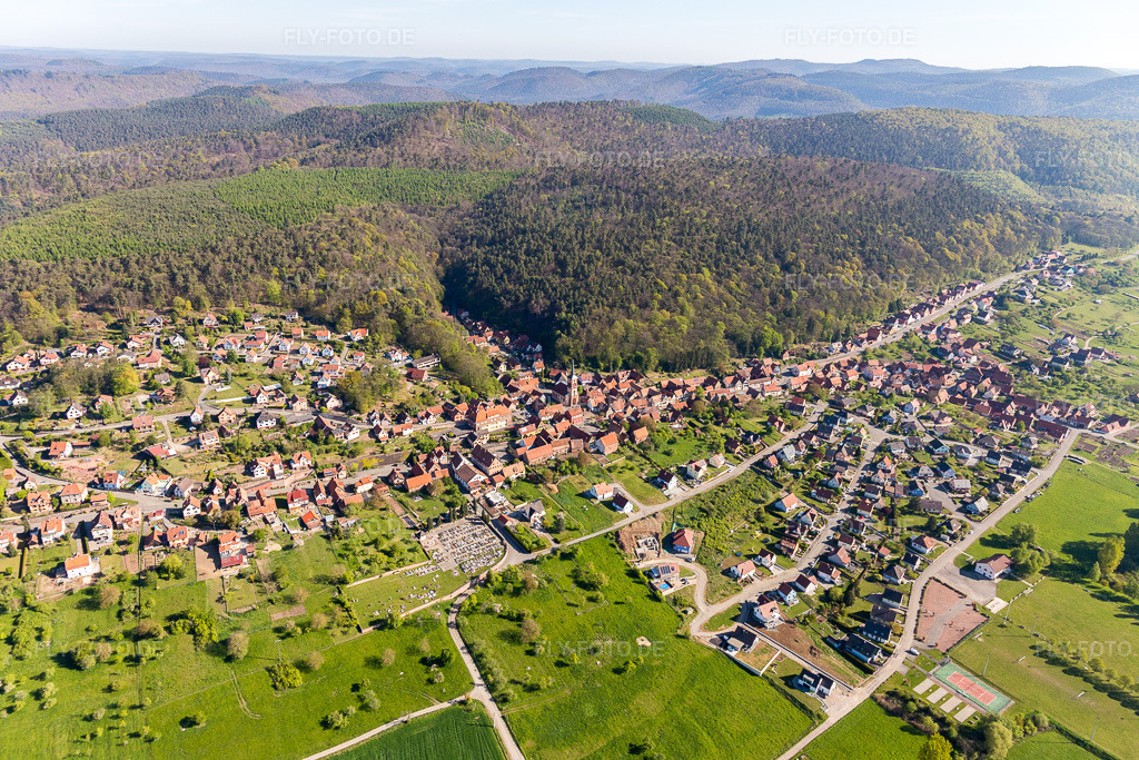 Luftbild: Wald und Berglandschaft in Offwiller im Bundesland Bas-Rhin in Frankreich. Foto: IMG_099462.jpg vom 30.04.2017 durch Werner Riehm/FLY-FOTO.de