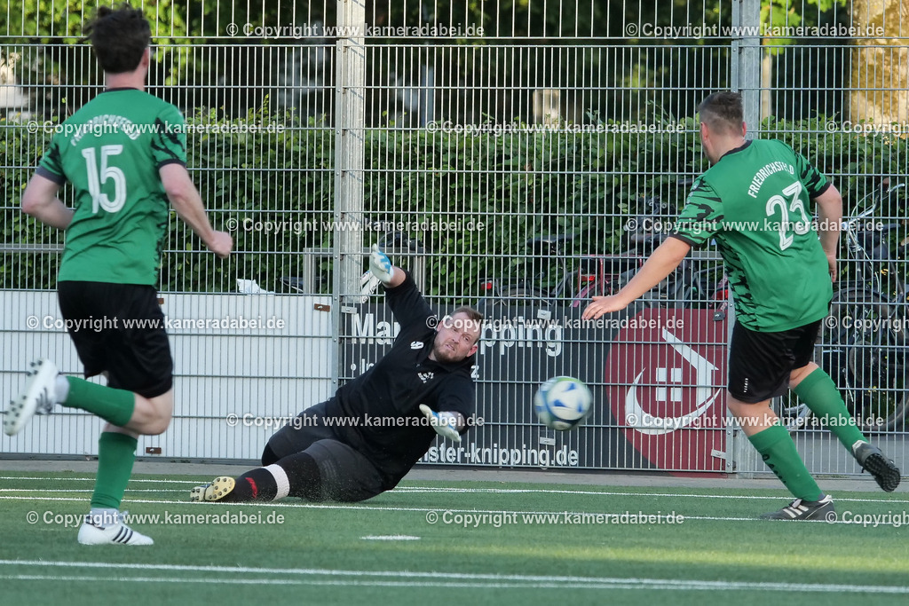 Fußball Kreispokal 25/26 Ü 32 : Spiel um Platz 3 : SV 08/29 Friedrichsfeld - SV Ringenberg AH  2 : 1 | Fußball Kreispokal 25/26 Ü 32 : Spiel um Platz 3 : SV 08/29 Friedrichsfeld - SV Ringenberg AH  2 : 1Spielort : Voerde Friedrichsfeld - Realisiert mit Pictrs.com