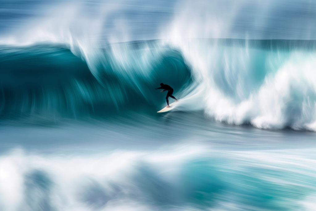 2407005 - Verschwommener Surfer | Modernes Surfer Wandbild im Stil einer kreativen Fotografie. Für Preise, Größen- und Materialauswahl klicken Sie bitte auf "Bestellen.