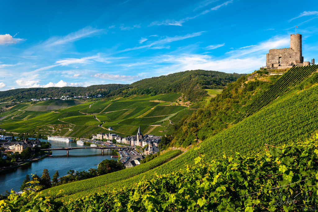 Burg Landshut über Bernkastel und die Mosel im Sommer | Online Foto-Shop von André Engelhardt, Filmemacher und Fotograf. Fine Art Prints, Kunstdrucke, Fotogeschenke, Souvenirs von Mosel, Rhein und mehr. 