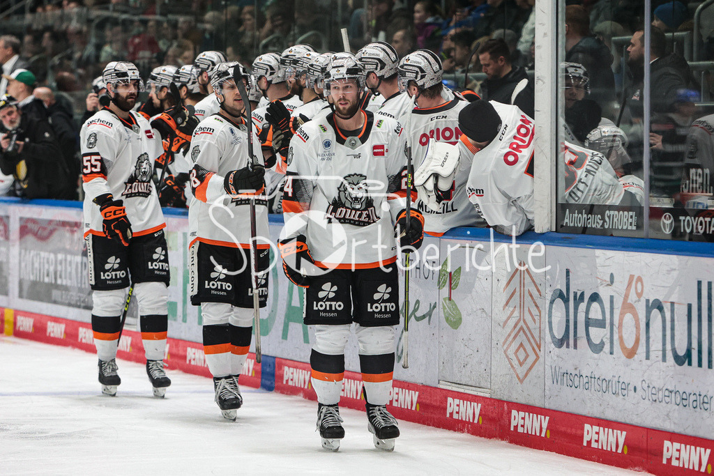 Augsburger Panther - Loewen Frankfurt | Jubelnde Gaeste nach dem Treffer zum 3-5 durch Carter ROWNEY (FRA #17)